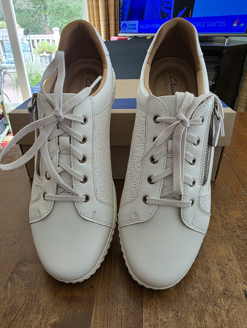 Clarks Women’s Cream Lace-Up Sneakers with Side Zip 9 1/2 Wide